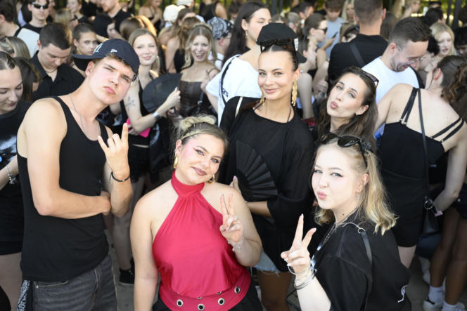 Fani w upale czekają na koncert The Weeknd. Tłumy w Warszawie