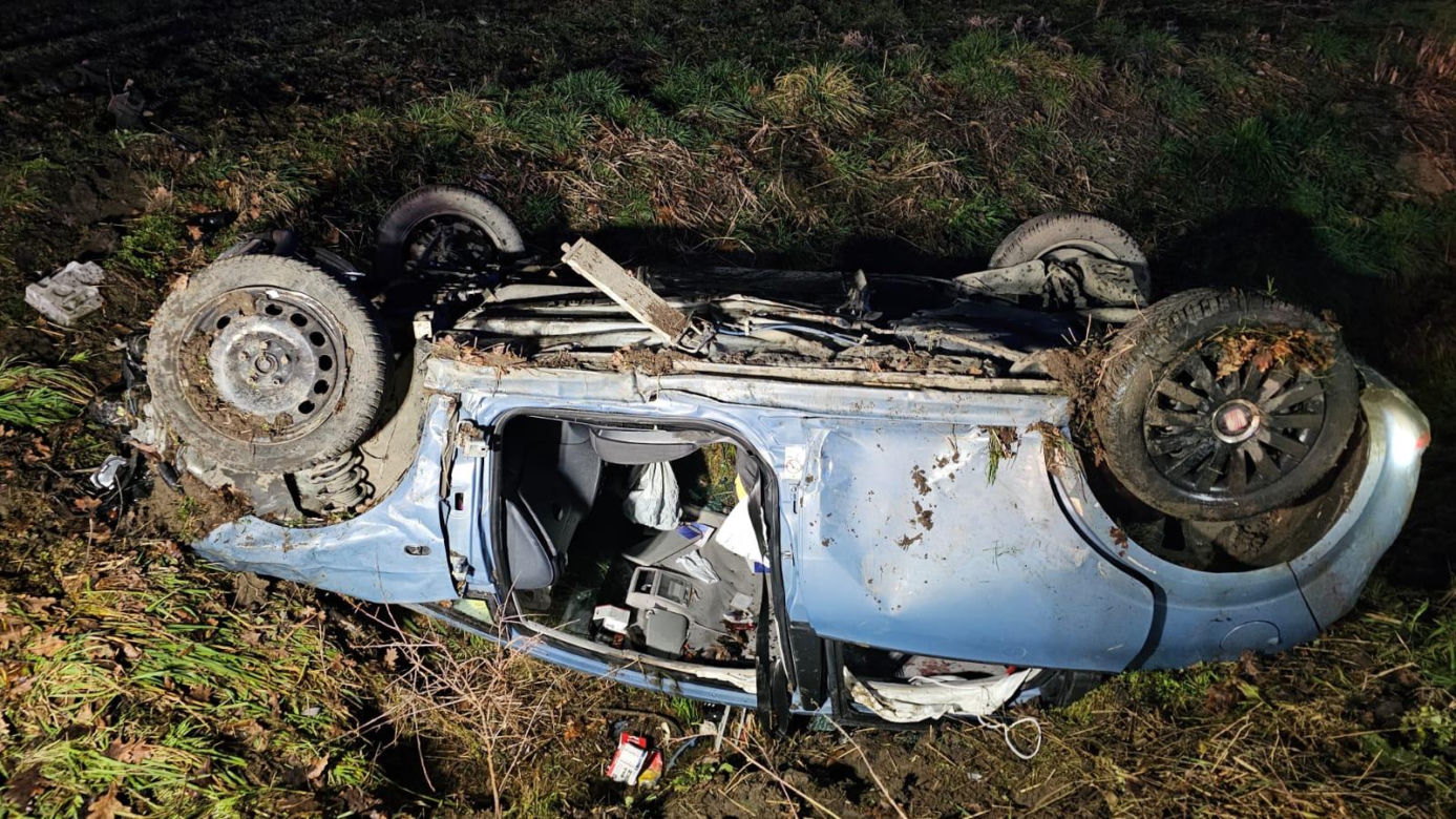 Wypadek w miejscowości Sutków. Auto wylądowało w rowie, a kierowca w szpitalu