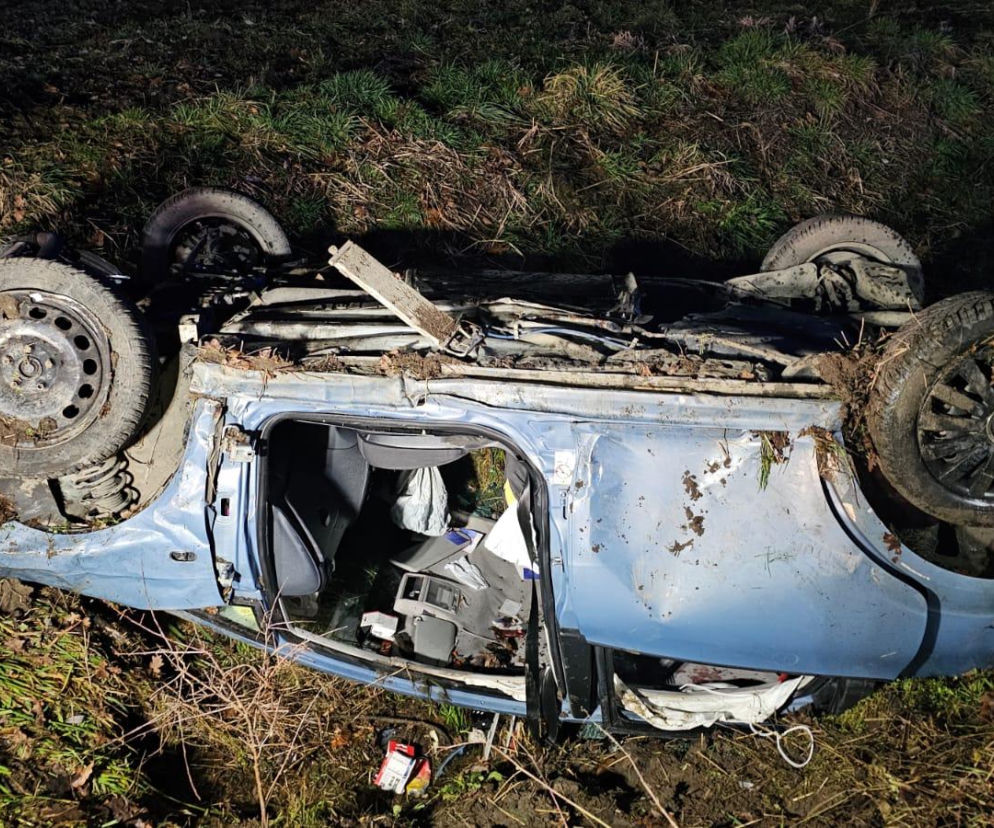 Wypadek w miejscowości Sutków. Auto wylądowało w rowie, a kierowca w szpitalu