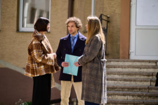 Na Wspólnej odc. 4255. Jarek Berg (Wojciech Rotowski), Eliza (Katarzyna Chorzępa), kuratorka Mączyk (Anna Kędziora)