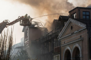 Płonie zabytkowy pałac! Ogień trawi historyczny budynek w Lubuskiem