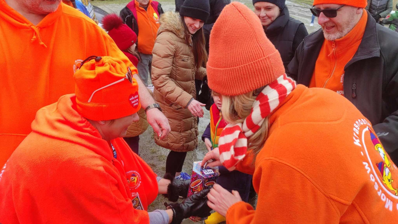 „Krasnostawskie Karpie” znów wskoczyły do zimnej wody! Zobacz, jak morsowali dla WOŚP