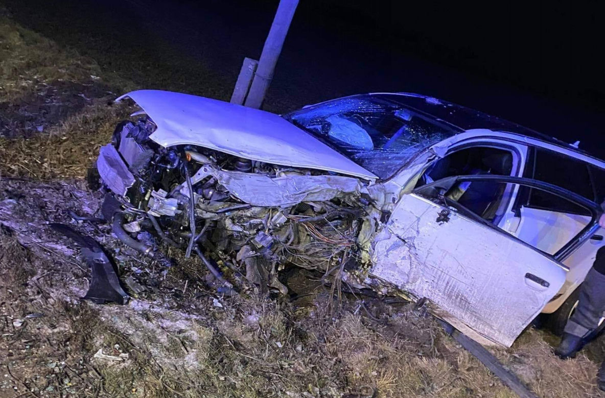 Grób Marcina, który zginał w wypadku w Kamieniu, pokryły białe kwiaty