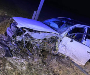 Grób Marcina, który zginał w wypadku w Kamieniu, pokryły białe kwiaty