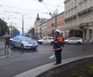 Wypadek w centrum Krakowa. Konsularne BMW potrąciło rowerzystę