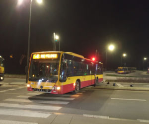 Autobus MPK Łódź BEZ KIEROWCY wjechał na PRZEJŚCIE DLA PIESZYCH! Pojazd STOCZYŁ SIĘ z krańcówki