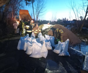 Wkra powyżej stanu alarmowego. Na miejscu pracują strażacy, trwają czynności