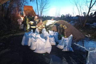 Wkra powyżej poziomu alarmowego. Na miejscu pracują strażacy, trwają czynności