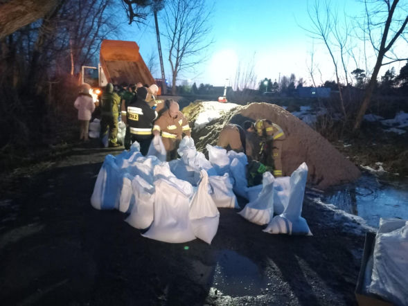 Wkra powyżej stanu alarmowego. Na miejscu pracują strażacy, trwają czynności