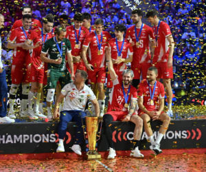 Siatkarze reprezentacji Polski podczas ceremonii dekorcji po meczu finałowym mistrzostw Europy z Francją