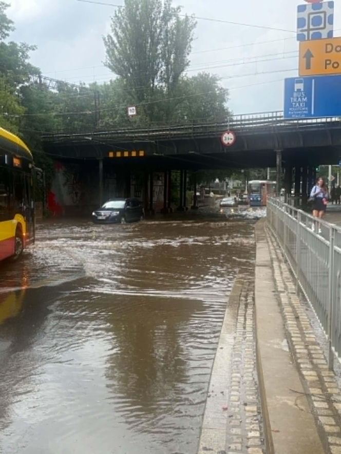 Wrocław tonie po nawałnicy! Ogromne utrudnienia i zalane ulice