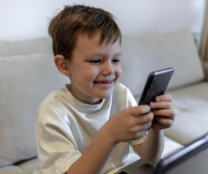 Pierwszy telefon dla dziecka? Ta jedna rozmowa jest ważniejsza niż kontrola