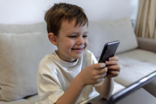Pierwszy telefon dla dziecka? Ta jedna rozmowa jest ważniejsza niż kontrola