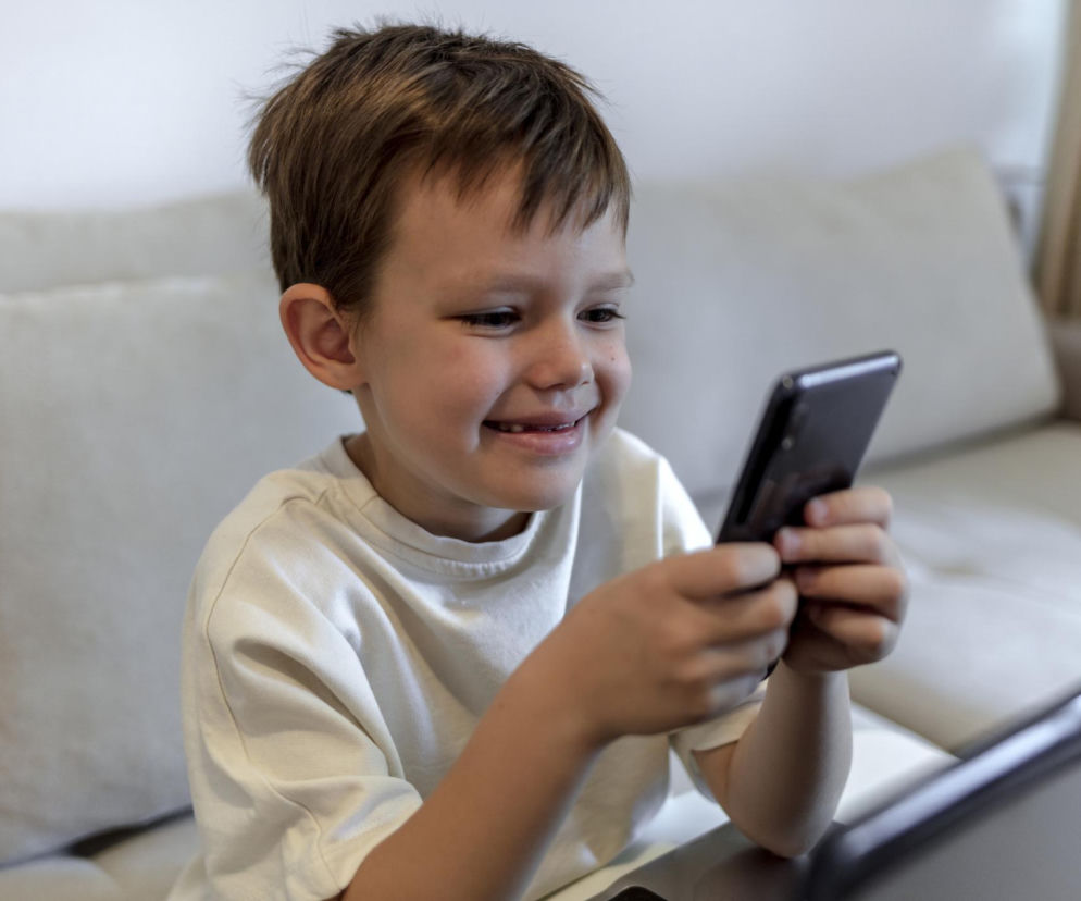 Pierwszy telefon dla dziecka? Ta jedna rozmowa jest ważniejsza niż kontrola