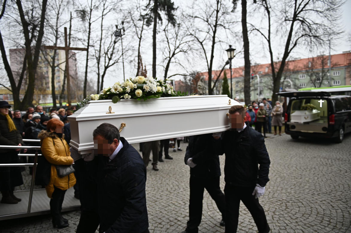 Pogrzeb Weroniki i Sebastiana. Ostatnia droga rodzeństwa