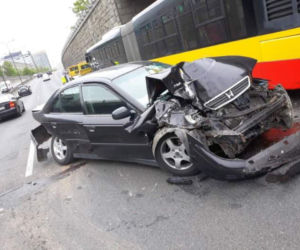 Dwie osobówki i autobus zderzyły się na Trasie Łazienkowskiej. Kierowca uciekł!