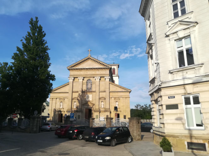 Zapłonęła w nim pierwsza na świecie uliczna lampa naftowa. To jedno z najpiękniejszych miast w Małopolsce