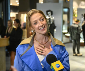 Bezpieczne kolory odchodzą do lamusa. Lara Gessler zachwyciła stylizacją w jednym z najmodniejszych odcieni tej wiosny