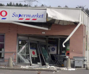 Ukradli koparkę, rozwalili bankomat i zniknęli z kasą 