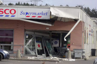 Koparką rozwalili Tesco, wydarli ze ściany bankomat, zabrali kasę i zniknęli 