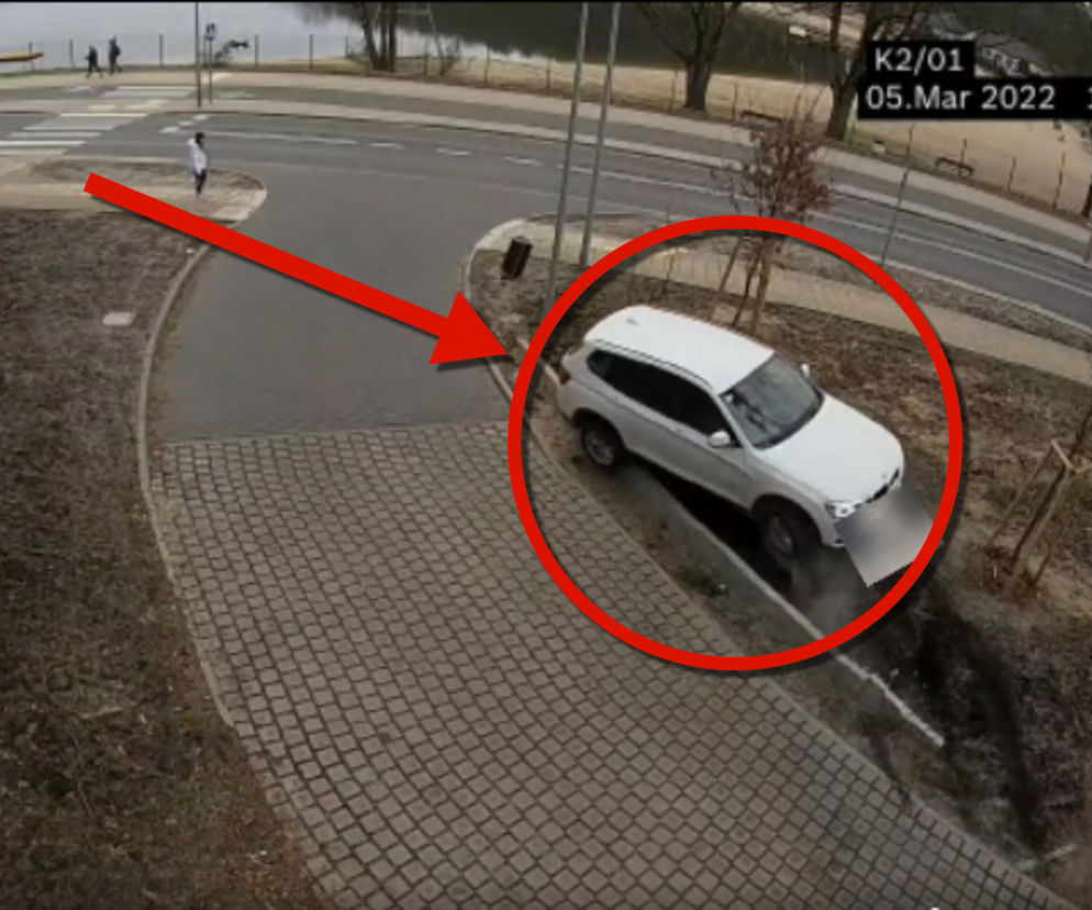 Szczecin: Zdemolował parking i skosił  słup na węźle Głębokie! Szaleńca za kierownicą uchwyciły kamery