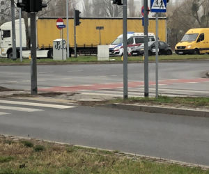 Wypadek w Toruniu. Tir zahaczył o pojazd szkoły jazdy