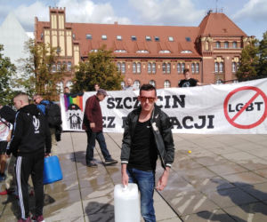 Przeciwnicy Marszu Równości zmyli napisy i tęczową flagę na pl. Solidarności! [ZDJĘCIA]