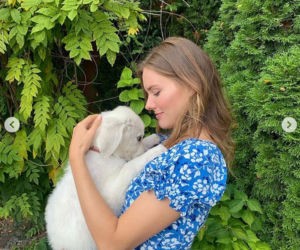 M jak miłość. Franka (Dominika Kachlik) z psem na planie