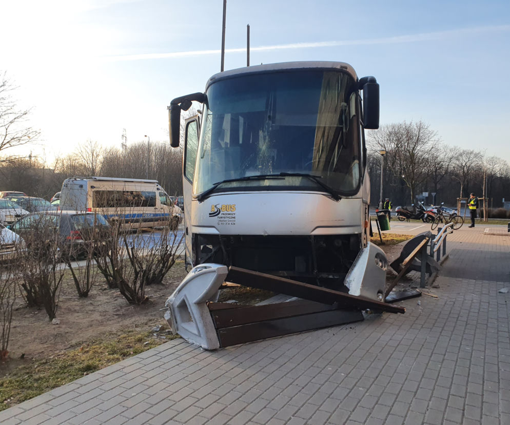 Poznań: autobus wylądował przy wejściu do bloku.