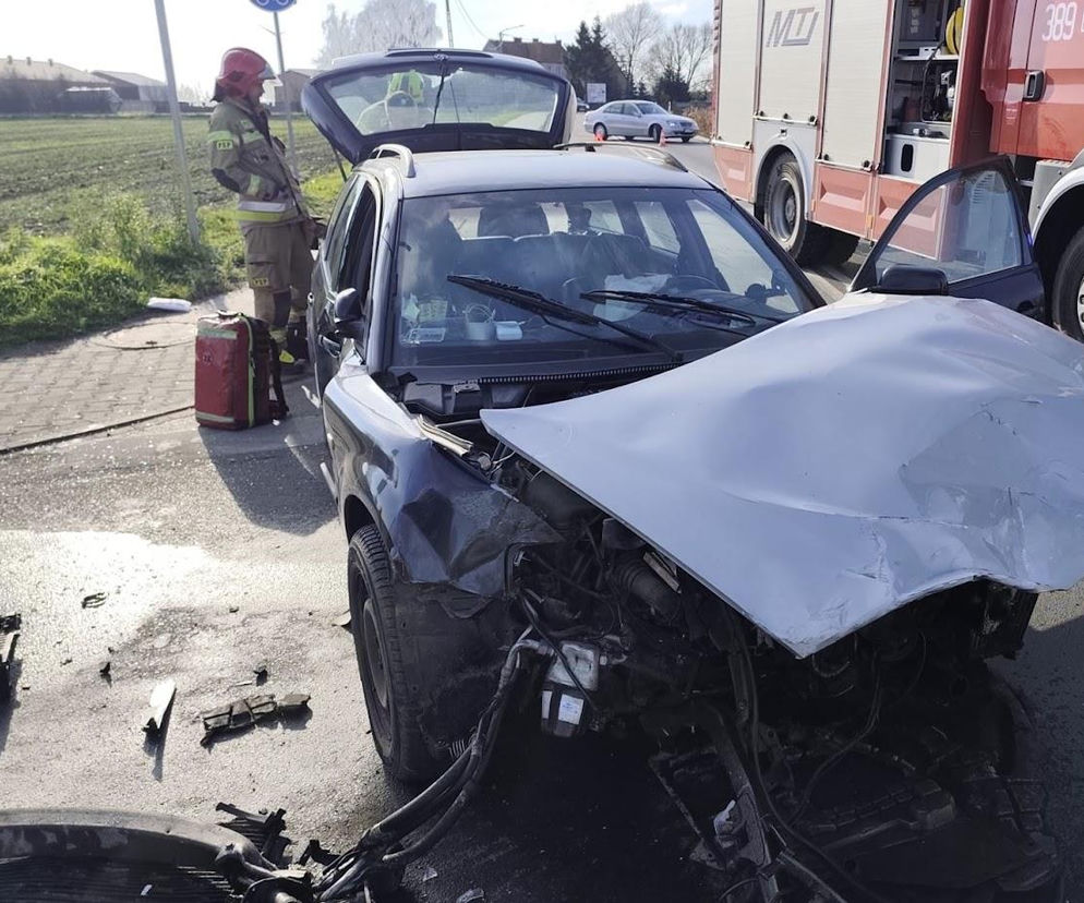 Wymusił pierwszeństwo i doprowadził do zderzenia. Droga w Nowej Wsi zablokowana