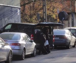 Łódź: Półtoraroczna dziewczynka wypadła z okna wieżowca. Ojciec był wtedy w kuchni