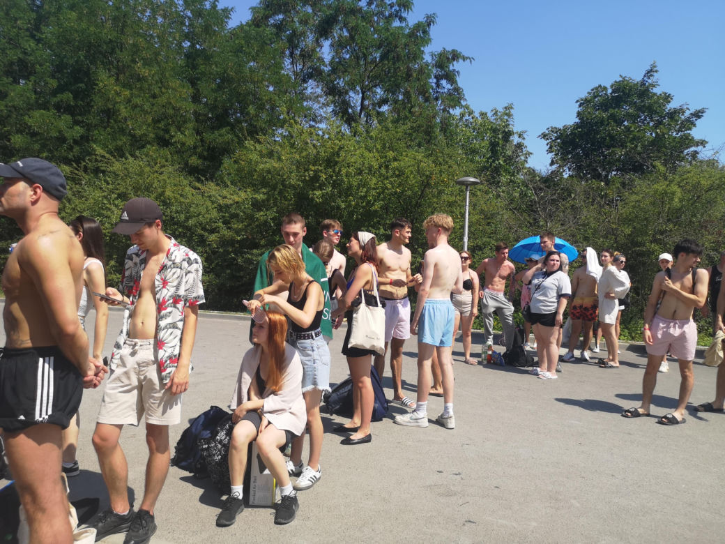 Zakrzówek. Kolejki do wejścia na kąpielisko