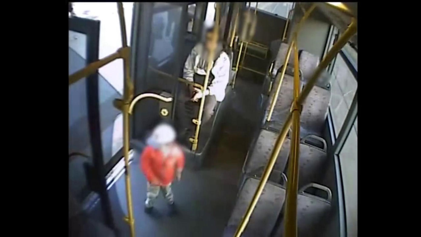 Wrocław. 3-latek sam podróżował komunikacją miejską. Pomógł mu kierowca autobusu [ZDJĘCIA].