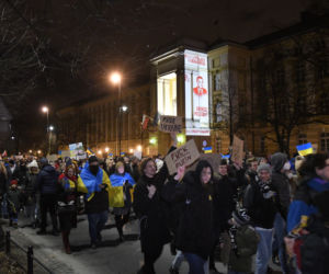 Warszawiacy murem za Ukrainą. Codziennie na protestach dziesiątki tysięcy ludzi