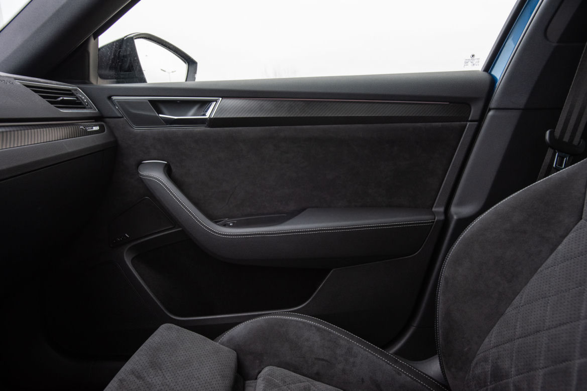 Volkswagen Passat Elegance vs Skoda Superb Sportline