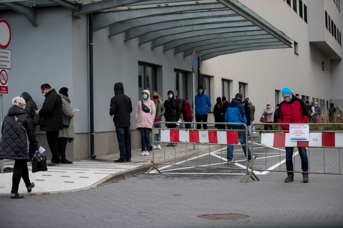 Ogromne kolejki do testów na koronawirusa w Krakowie