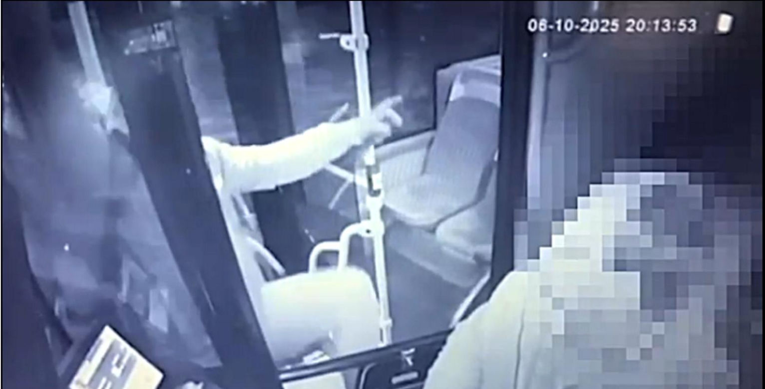 Furiat zaatakował kierowcę autobusu. Wszystko się nagrało, teraz szuka go policja