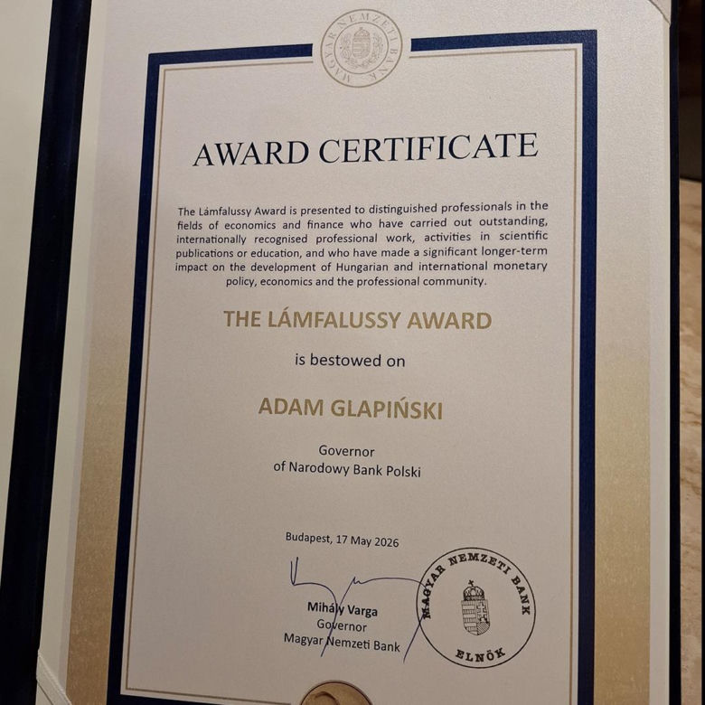 Prezes NBP Adam Glapiński z nagrodą "Lámfalussy Award"