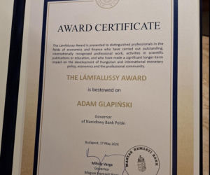 Prezes NBP Adam Glapiński z nagrodą Lámfalussy Award
