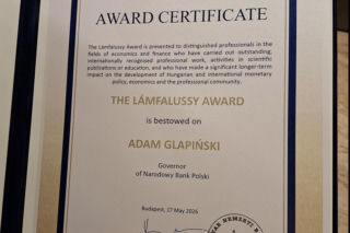 Prezes NBP Adam Glapiński z nagrodą Lámfalussy Award