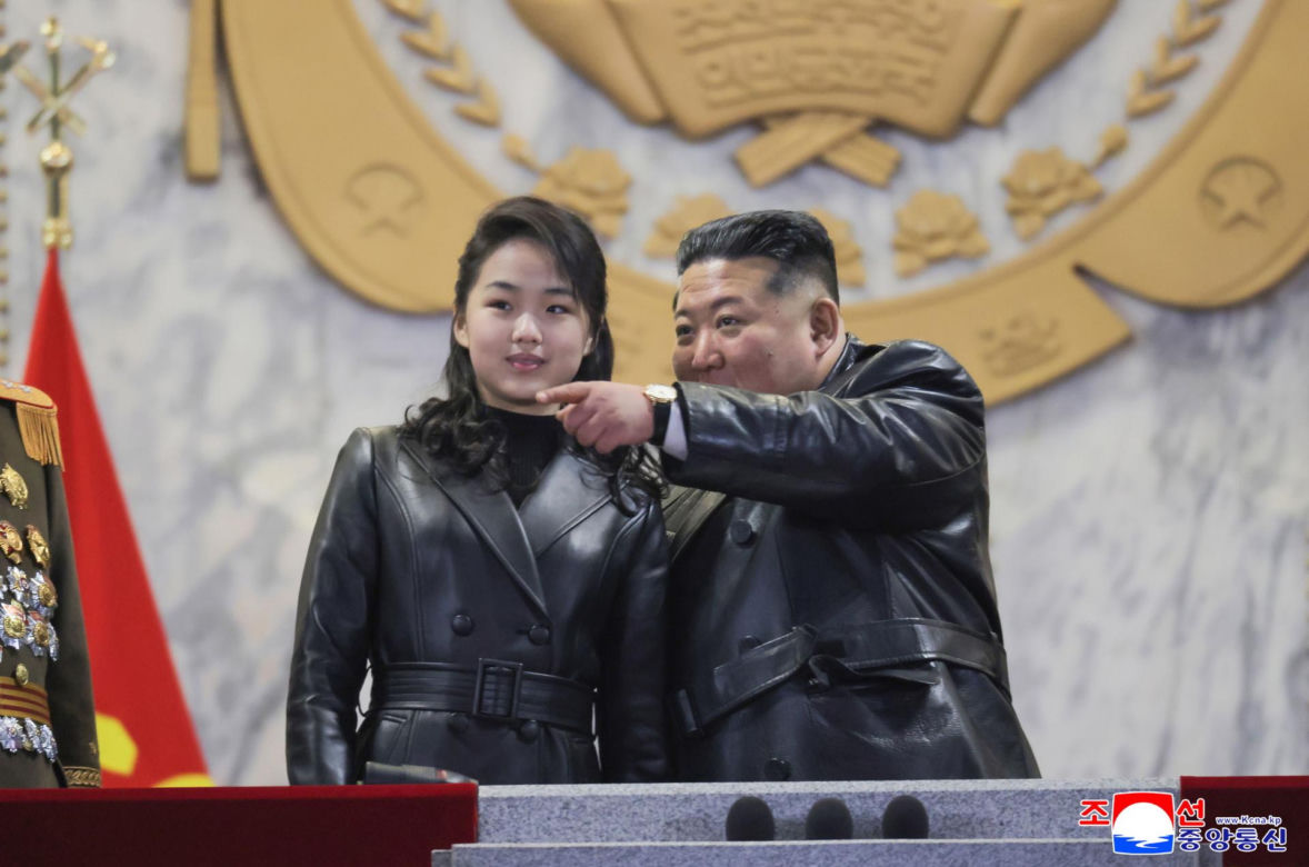 Korea Płn./ Przywódca Kim Dzong Un z 13-letnią córką testowali nowe pistolety