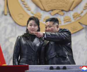 Korea Płn./ Przywódca Kim Dzong Un z 13-letnią córką testowali nowe pistolety