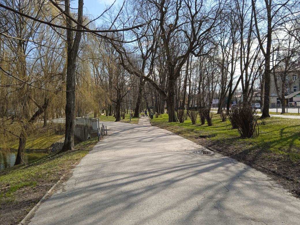 Wiosna w Kielcach. Coraz więcej zieleni i spacerowiczów w parku miejskim