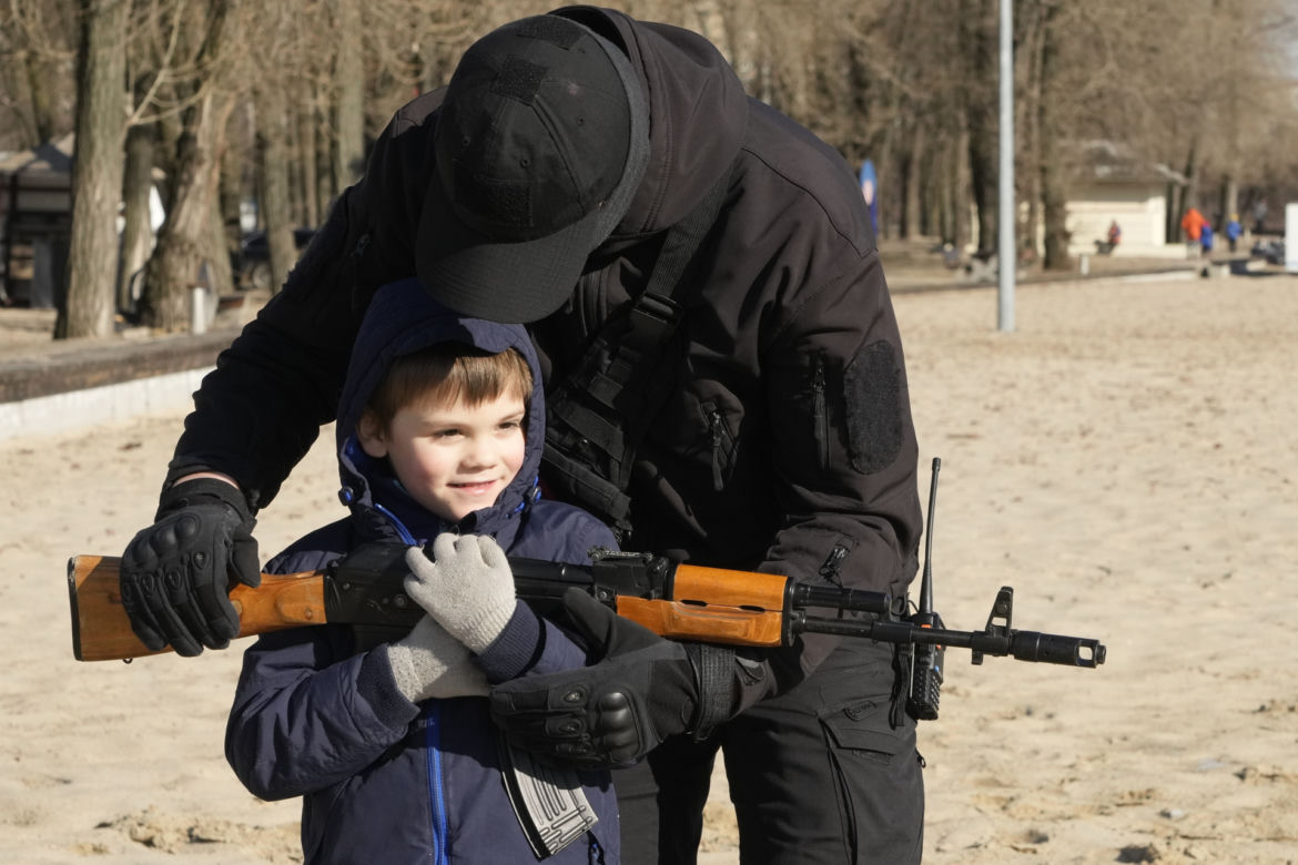Kobiety do broni. Ukrainki masowo wstępują do armii. Chcą bronić rodzin
