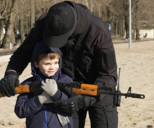 Wojna na Ukrainie. Kobiety pod bronią - coraz więcej Ukrainek wstępuje do armii. Dzieci też szkolą. 