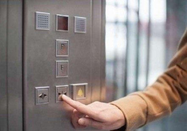 Kiedy dziecko może samo jeździć windą? Sprawdź, czego je wcześniej nauczyć
