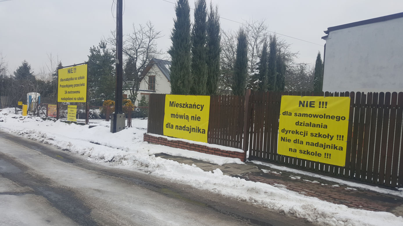 Mieszkańcy Dąbrowy Górniczej nie chcą masztu nadawczego na budynku szkoły