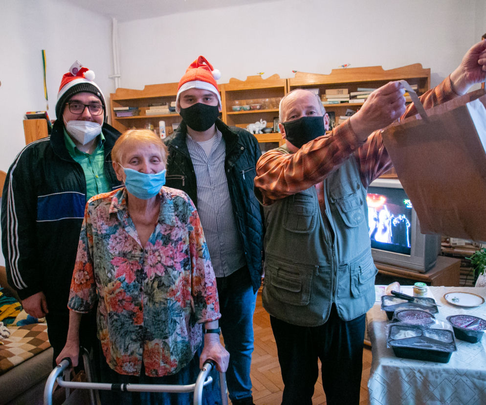 Świąteczna paczka dla potrzebujących