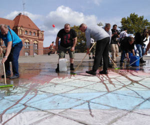 Przeciwnicy Marszu Równości zmyli napisy i tęczową flagę na pl. Solidarności! [ZDJĘCIA]