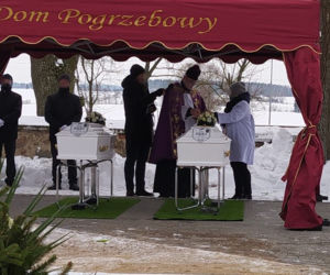 Julcię i Szymka pochowano w białych trumienkach